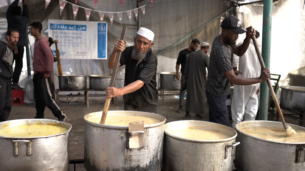 Préparation de repas chauds à Deir Al-Balah, Gaza.